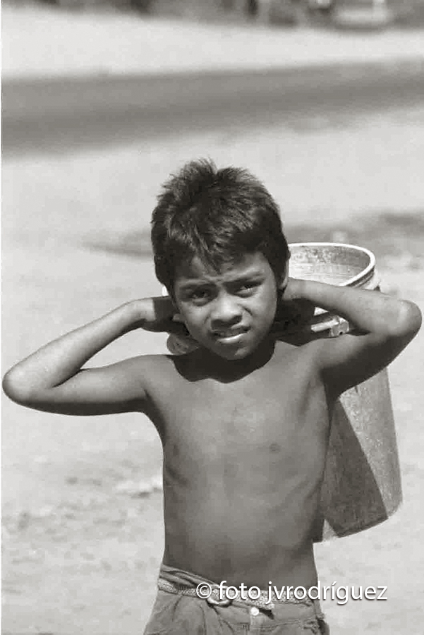 Trabajo infantil, acarreando agua, JV Rodríguez