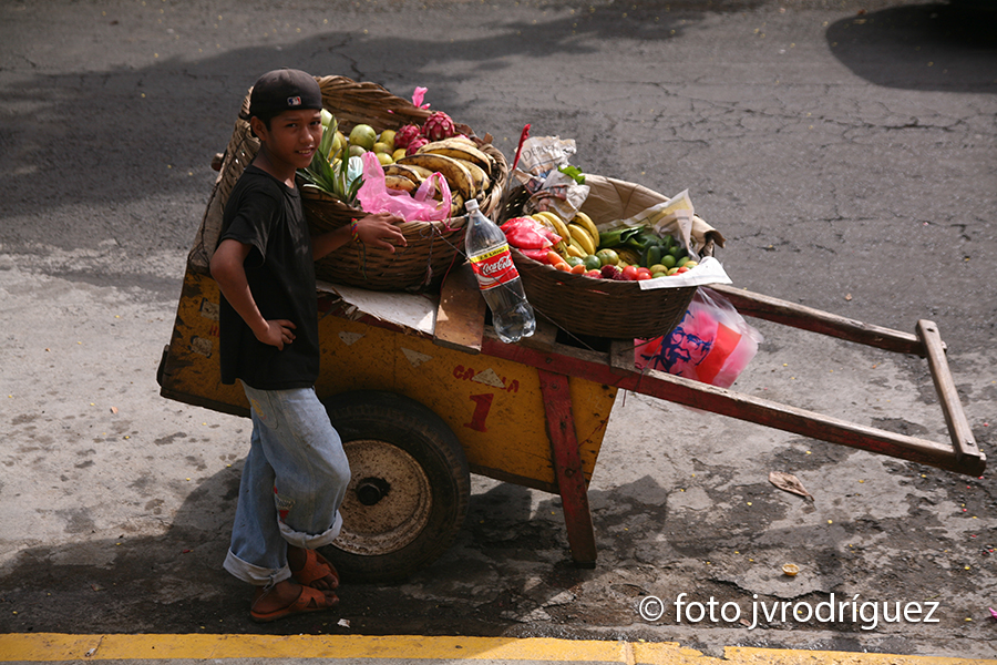 Trabajo infantil, vendedor de fruta, JV Rodríguez